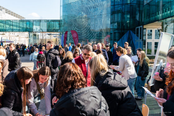 Setki uczniów i moc atrakcji nie tylko naukowych.  Dzień Otwarty Uniwersytetu w Białymstoku